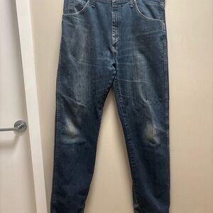 Wrangler Men's Faded Blue Relaxed Jeans